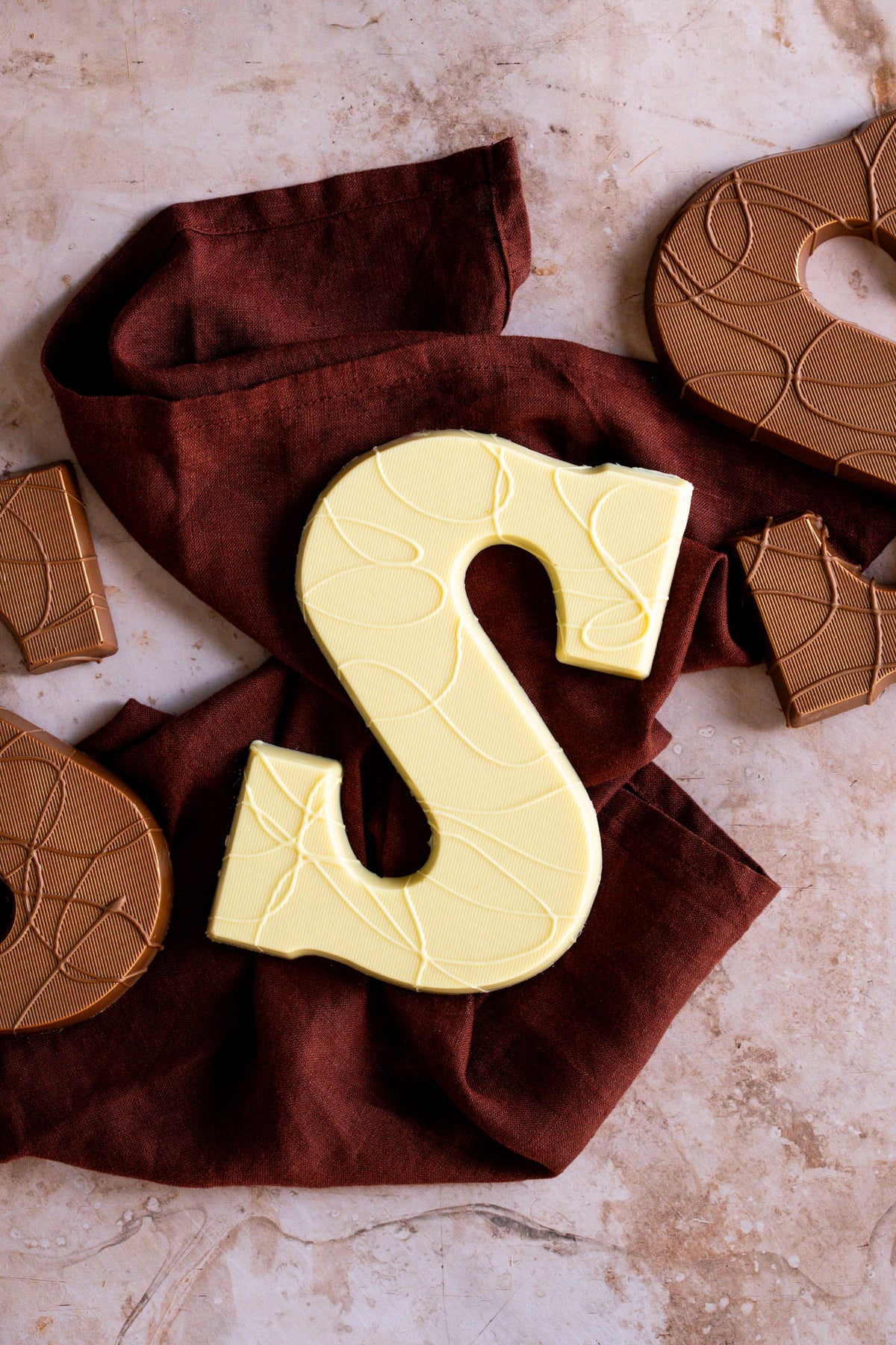 Ambachtelijke chocoladeletter met karamel en kruidnoot
