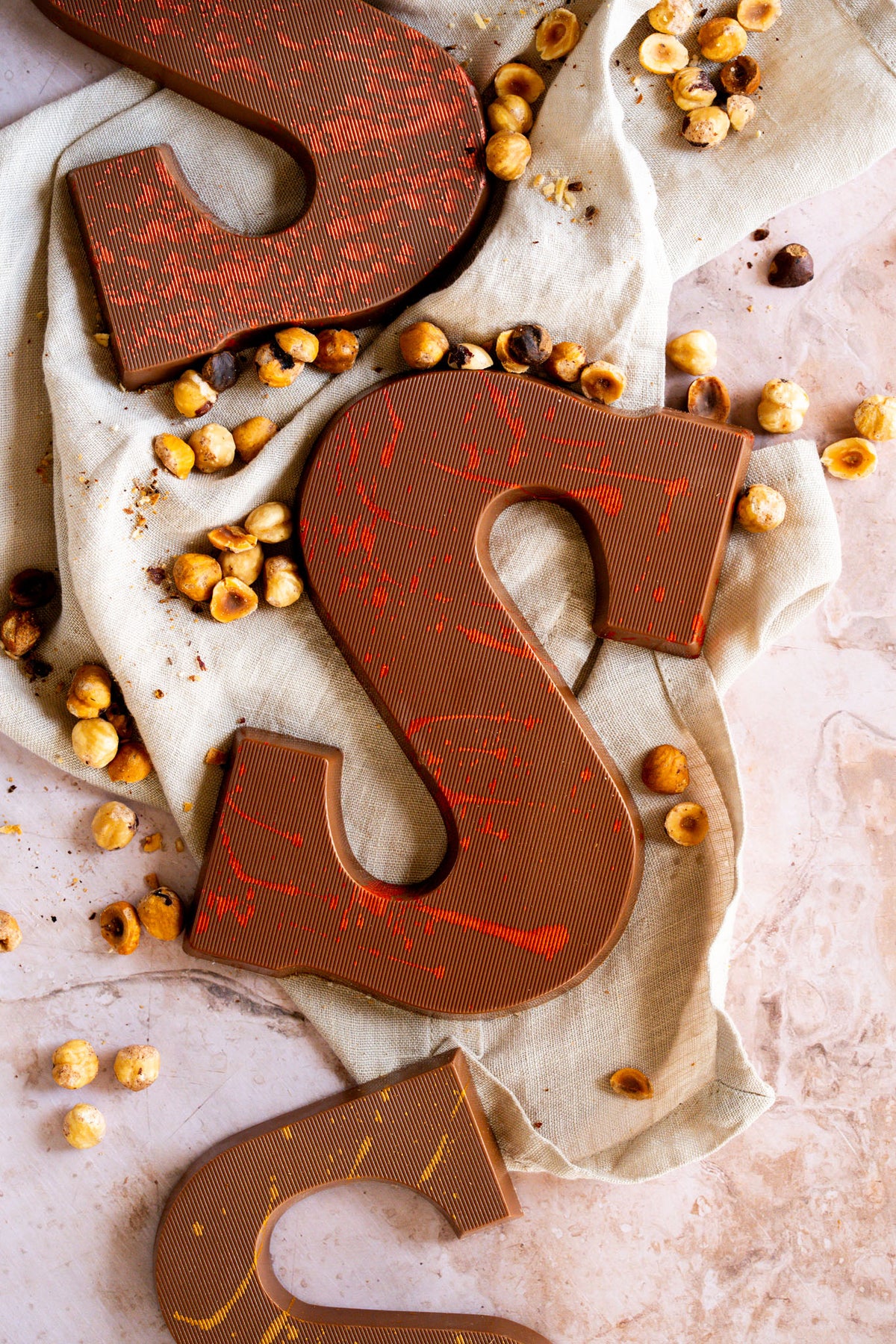Ambachtelijke chocoladeletter met hazelnoot praliné | 200 gram