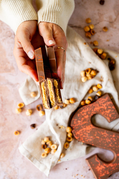 Ambachtelijke chocoladeletter met hazelnoot praliné | 200 gram