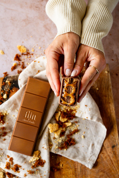 Ambachtelijke melkchocolade met creamy karamel en biscuit