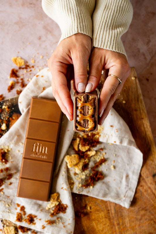Ambachtelijke melkchocolade met creamy karamel en biscuit
