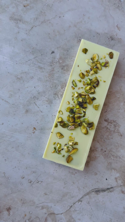 Ambachtelijke witte chocolade met pistache crème | verzending 14 mei