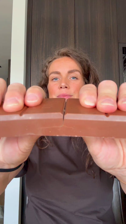 Japanse cheesecake met kers | Ambachtelijke melkchocolade | 200 gram